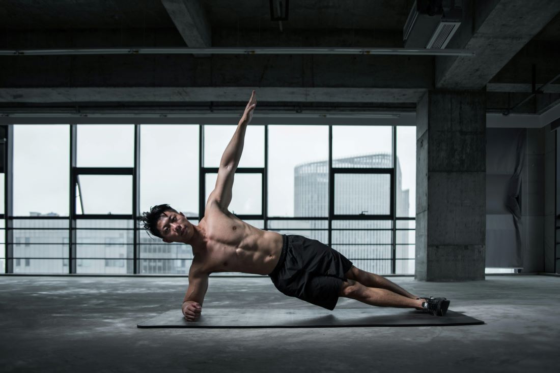 hombre fuerte haciendo yoga